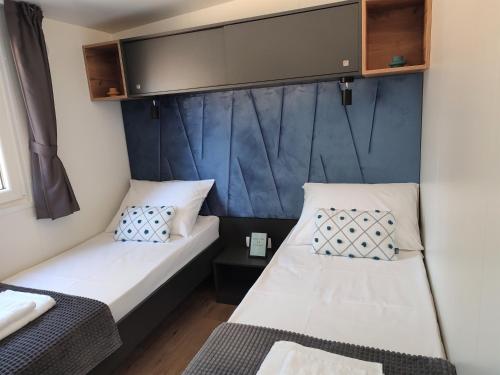 Postel nebo postele na pokoji v ubytování Mobile Home Limona