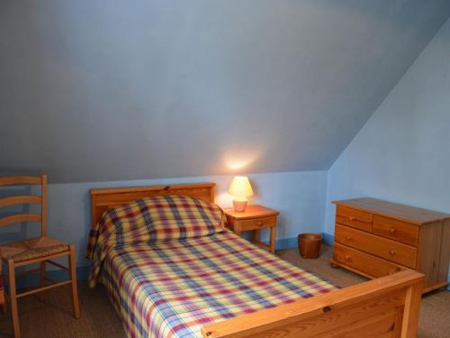 ein Schlafzimmer mit einem Bett, einer Kommode und einem Stuhl in der Unterkunft Gîte Dampierre-Sous-Brou, 4 pièces, 6 personnes - FR-1-581-19 