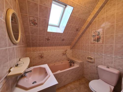 een badkamer met een wastafel, een toilet en een bad bij Gîte Villentrois-Faverolles-en-Berry, 5 pièces, 8 personnes - FR-1-591-97 in Villentrois