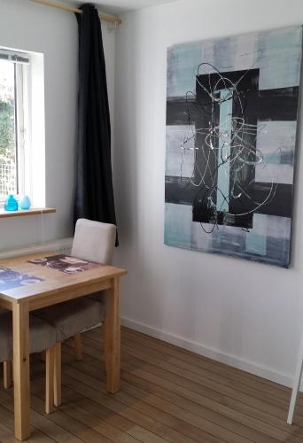 a room with a table and a laptop on a wall at EngholmBB in Odense