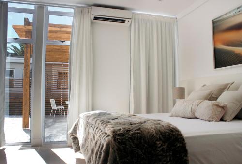 เตียงในห้องที่ Swakopmund Luxury Suites
