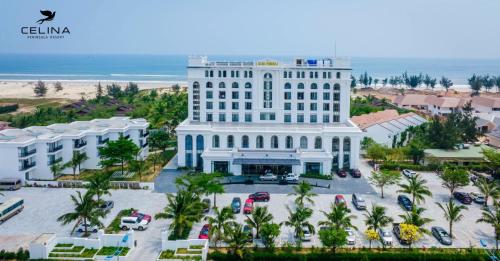 uma vista aérea de um grande edifício branco com um parque de estacionamento em Celina Peninsula Resort Quảng Bình em Dương Cảnh