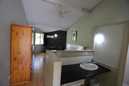 a bathroom with a sink and a counter top at Kallangur Motel in Kallangur