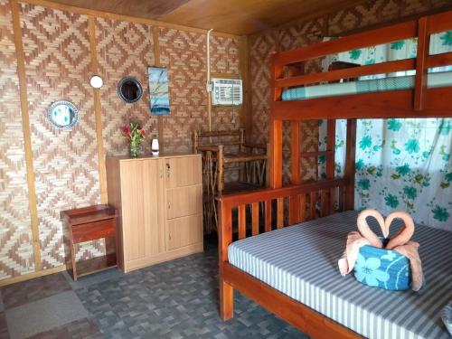 una camera con letto a castello e borsa di Titanic's Nipa Hut a Moalboal