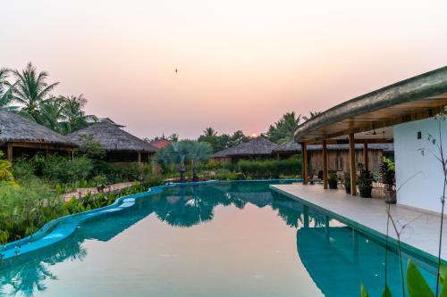Peldbaseins naktsmītnē Authentic Khmer Village Resort vai tās tuvumā