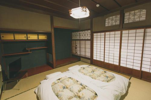 Habitación con cama grande en una habitación en guesthouse絲 -ito-ゲストハウスイト, en Fukumitsu