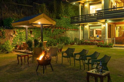 Κήπος έξω από το StayVista at Floradale W Jacuzzi & Wood-Fire Pizza