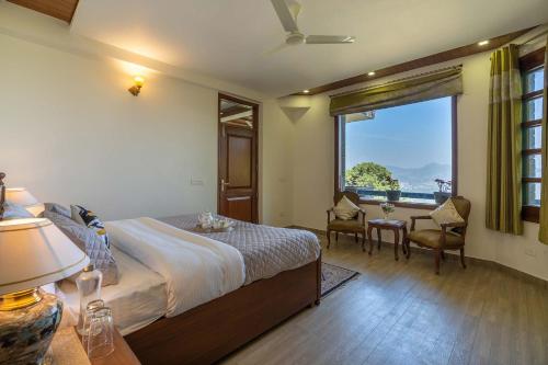 Ένα ή περισσότερα κρεβάτια σε δωμάτιο στο StayVista at Floradale W Jacuzzi & Wood-Fire Pizza