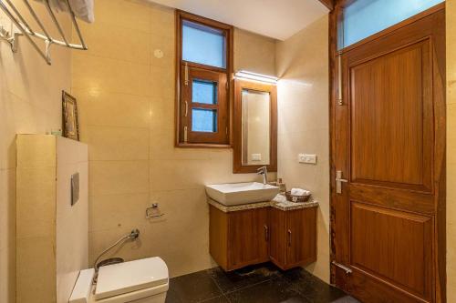 Ένα μπάνιο στο StayVista at Floradale W Jacuzzi & Wood-Fire Pizza
