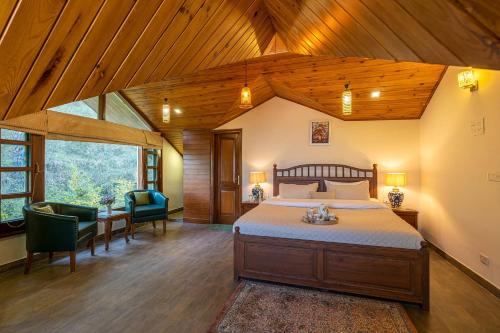 Ένα ή περισσότερα κρεβάτια σε δωμάτιο στο StayVista at Floradale W Jacuzzi & Wood-Fire Pizza