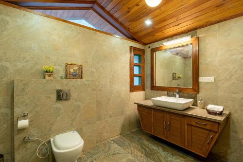 Ένα μπάνιο στο StayVista at Floradale W Jacuzzi & Wood-Fire Pizza