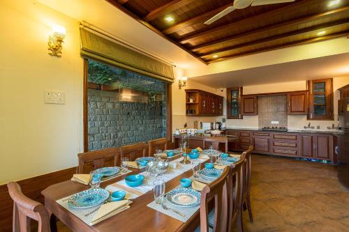 Η κουζίνα ή μικρή κουζίνα στο StayVista at Floradale W Jacuzzi & Wood-Fire Pizza