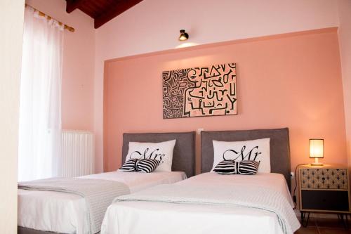 Posteľ alebo postele v izbe v ubytovaní Heaven Hill Villas with balcony