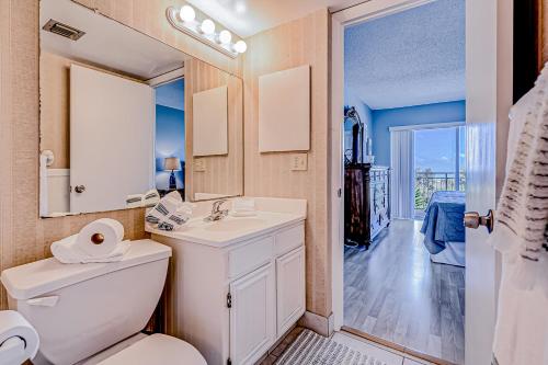 ein Badezimmer mit einem weißen WC und einem Waschbecken in der Unterkunft Madeira Norte in St Pete Beach