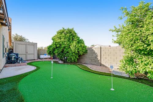 Pool & Putts – Photos 5