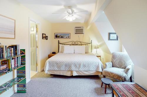 En eller flere senge i et værelse på Beach Plum Townhouse