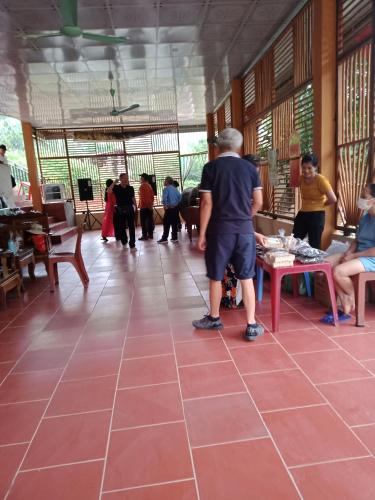 a man standing in the middle of a room at Hoa Lan Hotel in Bak Kan