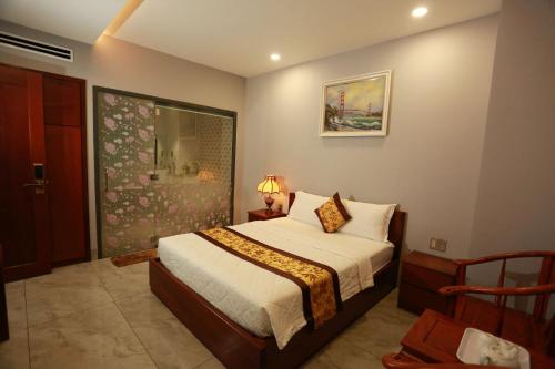 - une chambre avec un grand lit et une fenêtre dans l'établissement THANH TAI HOTEL 2, à Hô-Chi-Minh-Ville