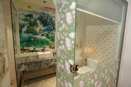 La salle de bains est pourvue d'une douche, d'un lavabo et d'un miroir. dans l'établissement THANH TAI HOTEL 2, à Hô-Chi-Minh-Ville