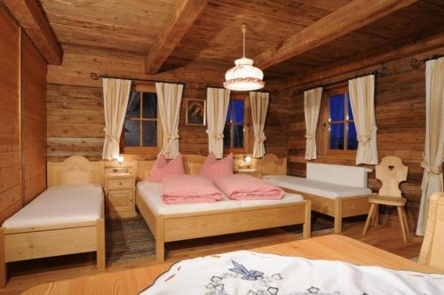 Postel nebo postele na pokoji v ubytování Glinzhof Mountain Natur Resort Agriturismo