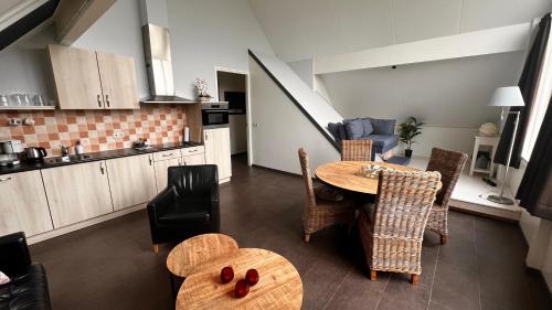 uma cozinha e sala de jantar com mesa e cadeiras em Groot Antink em Groenlo