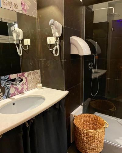 a bathroom with a sink and a shower at Oasi Pacaru Village in Avola