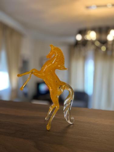 a small glass figurine of a horse on a table at Apartament in Thessaloniki in Paliókastron