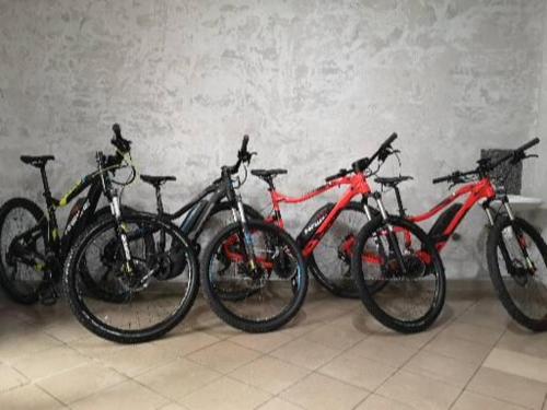 a group of bikes lined up against a wall at Apartament exclusive Głuszyca in Głuszyca