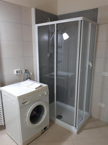 a shower with a washing machine in a bathroom at Appartamento Vannucci 10 in Perugia