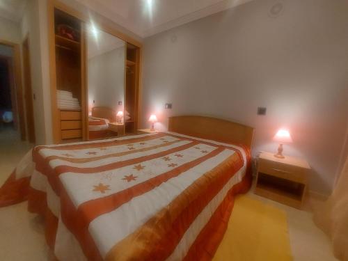 een slaapkamer met een groot bed en 2 lampen bij Encosta S. José -Vale Parra in Albufeira