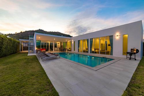 una casa con piscina en un patio en Modern 4 Bedroom Pool Villa KH-A5, en Khao Tao
