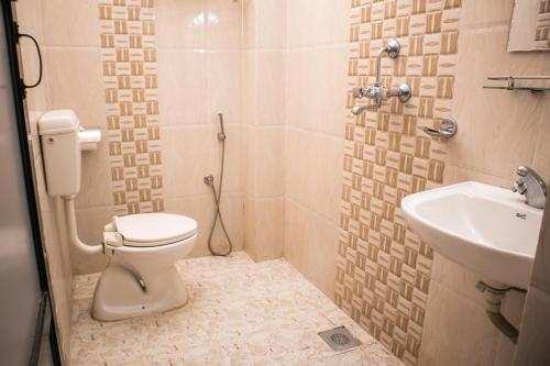 bagno con servizi igienici e lavandino di Mirage Inn a Rummindei