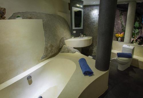 Kamar mandi di Villa Crystal