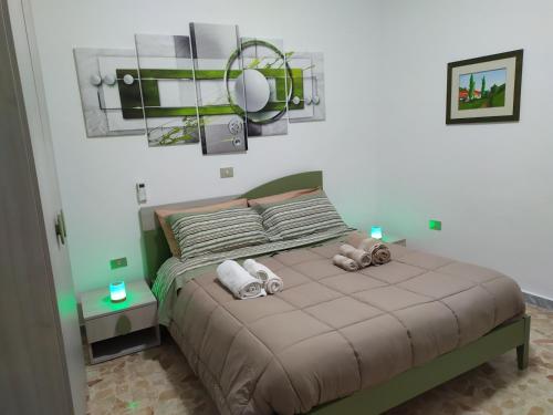 un dormitorio con una cama con dos animales de peluche en All inBasilicata Bed & Breakfast, en Baragiano