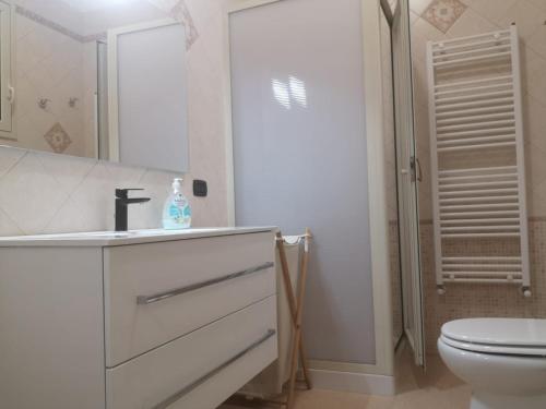 加里波利的住宿－Le meraviglie del Mare，白色的浴室设有水槽和卫生间。