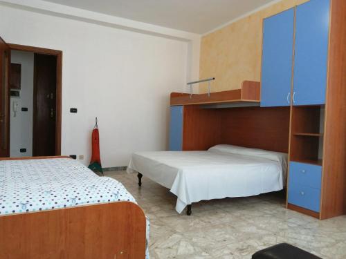 加里波利的住宿－Le meraviglie del Mare，一间卧室配有两张床和蓝色橱柜。