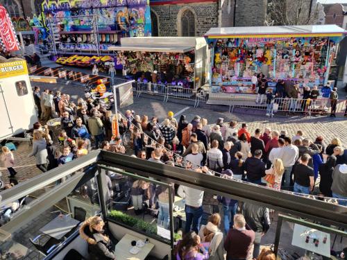a crowd of people standing around in a market at Flandrien Hotel in Brakel