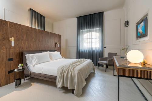 Postel nebo postele na pokoji v ubytování Byssus Suites