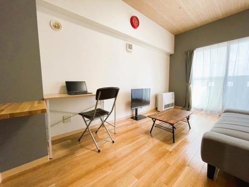 Kita-rokujō的住宿－サービスアパ―トメントＳＡＰＰＲＯ札幌ステーション5，客厅配有沙发和桌子