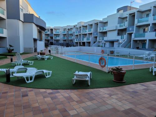 Beautiful, modern apartment in sunny Corralejo游泳池或附近泳池