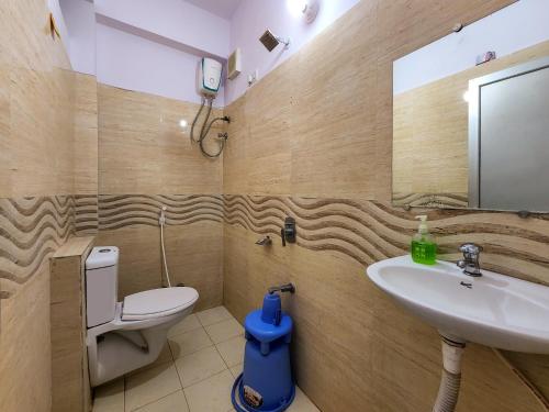 Een badkamer bij Shivani Inn Hotel & Banquet