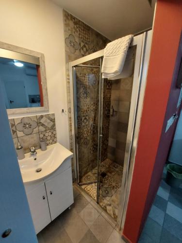 ein Bad mit einer Dusche und einem Waschbecken in der Unterkunft Magdalene's City House Inn in Larnaka