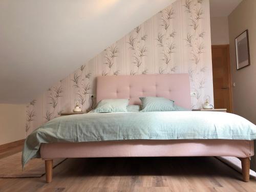 1 cama rosa con cabecero rosa en un dormitorio en Precioso apartamento con vistas al mar en Carnota en Carnota