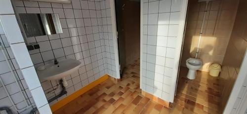 une salle de bain avec un lavabo et des toilettes dans l'établissement Tente Bell au camping Hautoreille, à Bannes