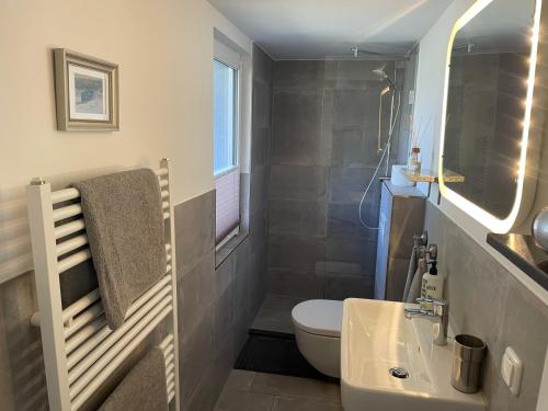 ein Bad mit einem Waschbecken und einem WC in der Unterkunft Ferienhäuschen Möwenschiss, 500m zum Strand in Graal-Müritz