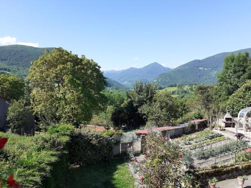 a view of a garden with mountains in the background at La grange des chouettes in Ilheu