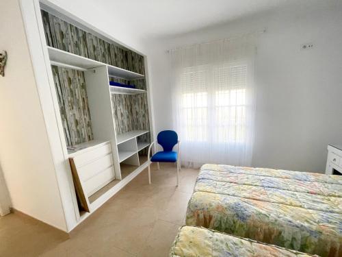 Ένα ή περισσότερα κρεβάτια σε δωμάτιο στο Chalet en Conil, descansa y disfruta BBQ AIRE PISCINA PARKING