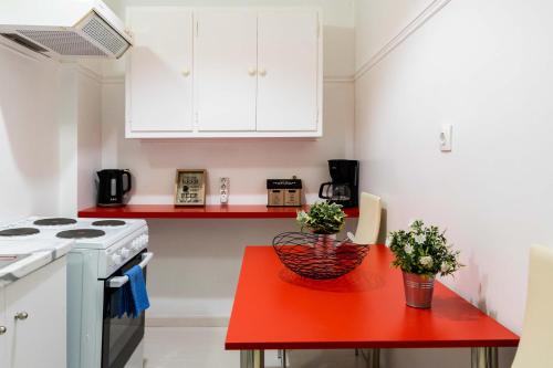 Kuchyň nebo kuchyňský kout v ubytování Koukaki Olympiou Apartment