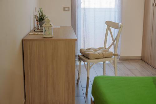 a room with a desk and a chair with a pillow at Fuori Rotta in Avola