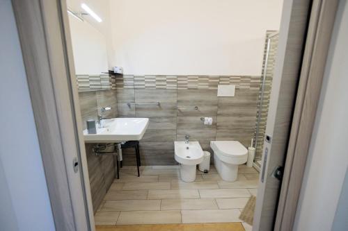 a bathroom with a toilet and a sink at Fuori Rotta in Avola